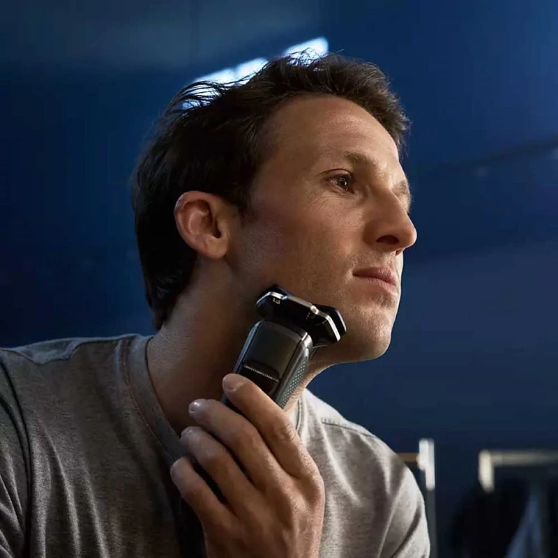 ماشین اصلاح موی صورت فیلیپس مدل S7887/55، اصلاح به صورت صفر زن، منبع انرژی باتری، تکنولوژی اصلاح به صورت برش چرخشی، مدت زمان شارژ 60 دقیقه و مدت زمان استفاده پس از شارژ 60 دقیقه، به همراه استند شارژ، برس تمیزکننده، کیف، ضدعفونیکننده، کابل شارژ USB - تصویر 5